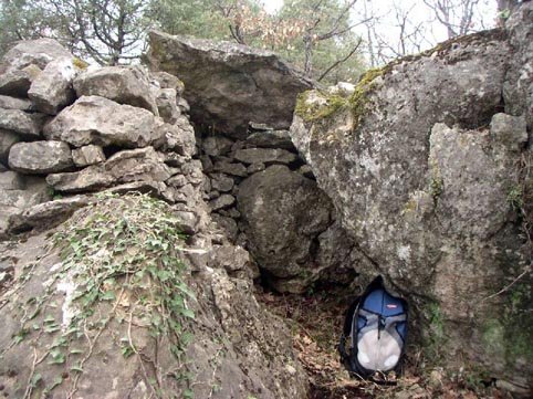 pseudo dolmen des clapiers (saint-cézaire)